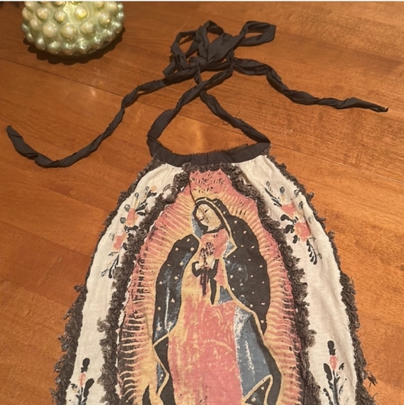 Magnolia Pearlour Lady of Guadalupe Jabot - Picture 6 of 9